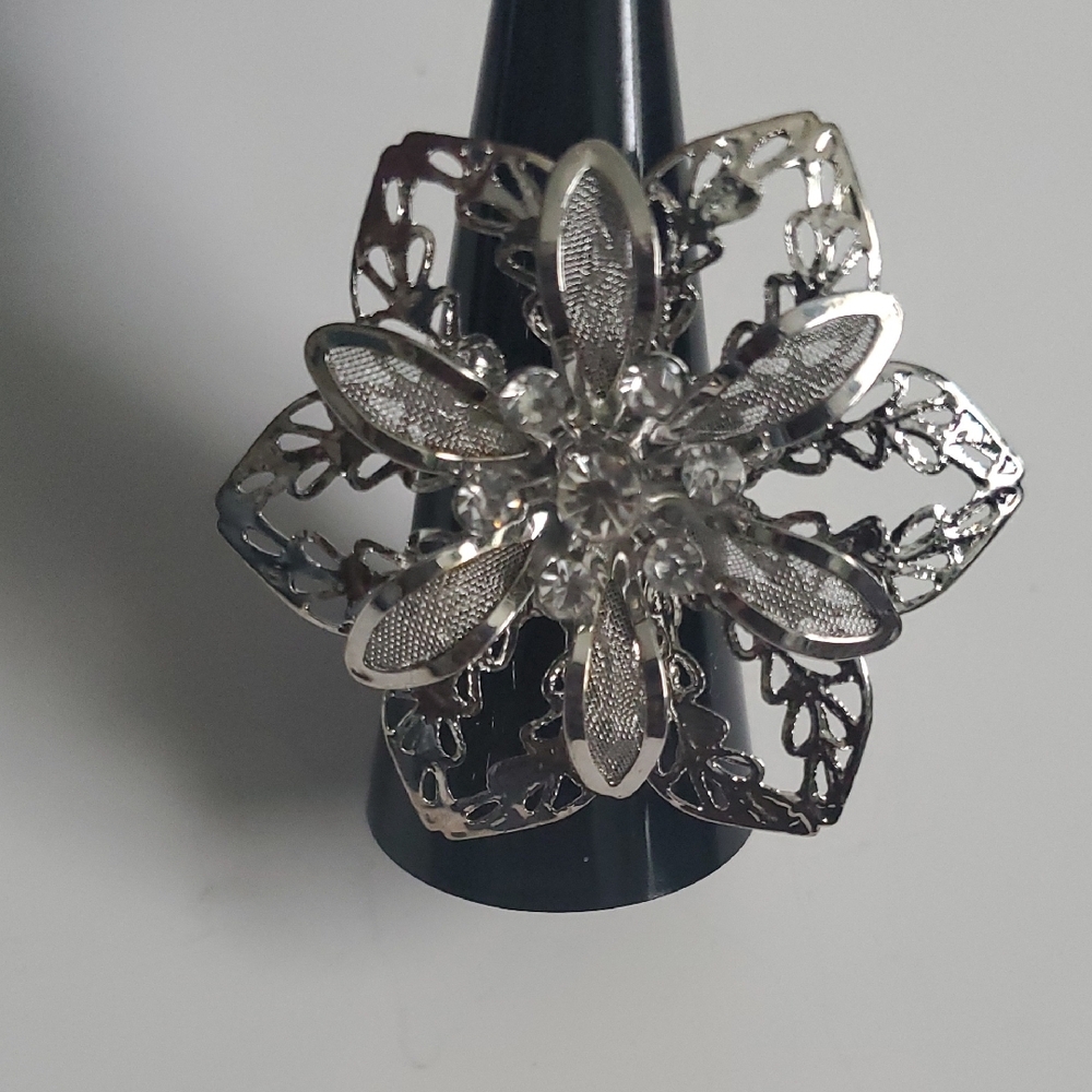 Elegant Silver Floral Ring!
